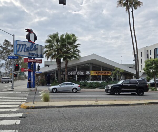 Mel's Drive in as seen from across LincolnBoulevard